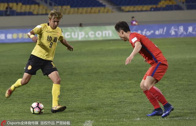 贾斯汀·比伯外出受打扰 与狗仔发生冲突2025-04-10 比伯夫妇现身加州迪士尼游玩！