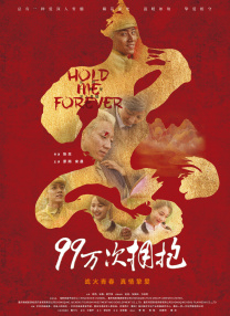 梅姨身穿白色连衣裙，透出成熟知性的韵味。